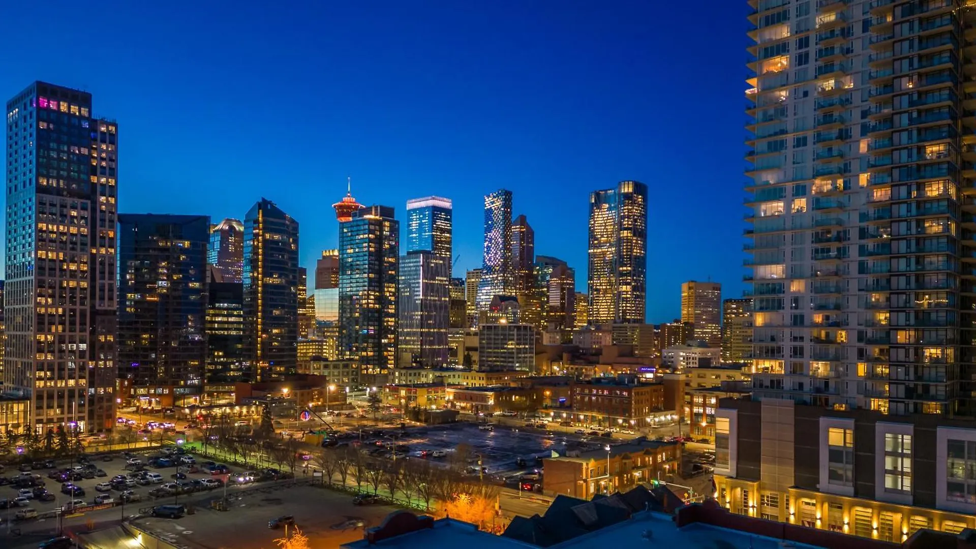 5-Min Walk To Stampede!! Unbeatable Downtown Experience- Walk To Bars, Casino, Stampede & Saddledome Plus Bonus Banff Pass, Parking & Wine! Calgary Apartment