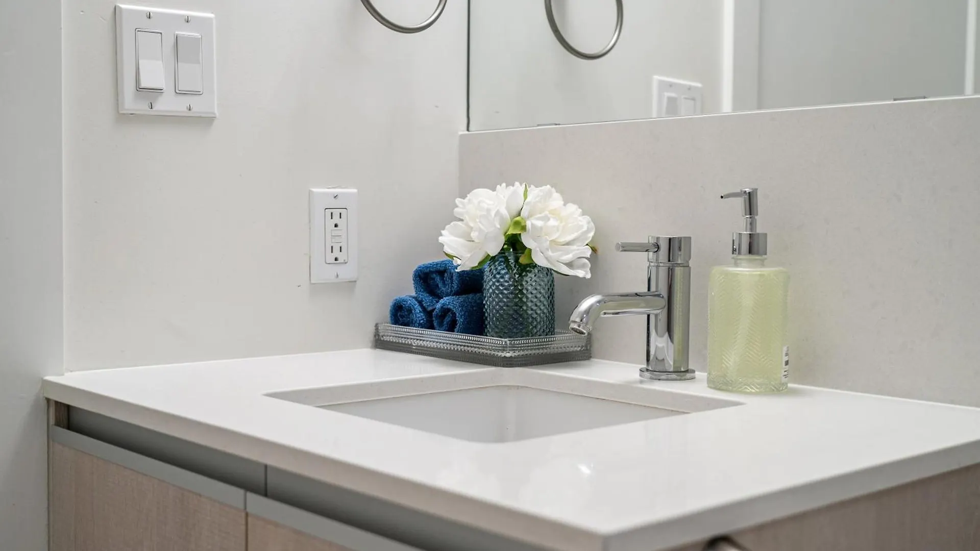 5-Min Walk To Stampede!! Unbeatable Downtown Experience- Walk To Bars, Casino, Stampede & Saddledome Plus Bonus Banff Pass, Parking & Wine! Calgary Apartment