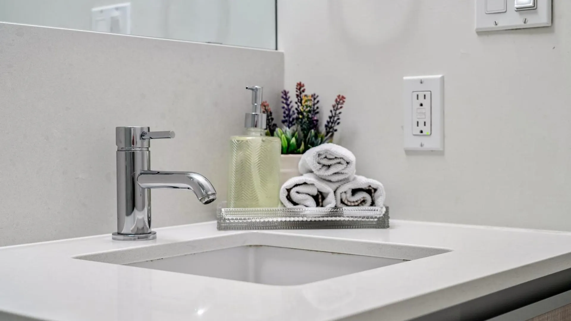 Apartment 5-Min Walk To Stampede!! Unbeatable Downtown Experience- Walk To Bars, Casino, Stampede & Saddledome Plus Bonus Banff Pass, Parking & Wine! Calgary Canada